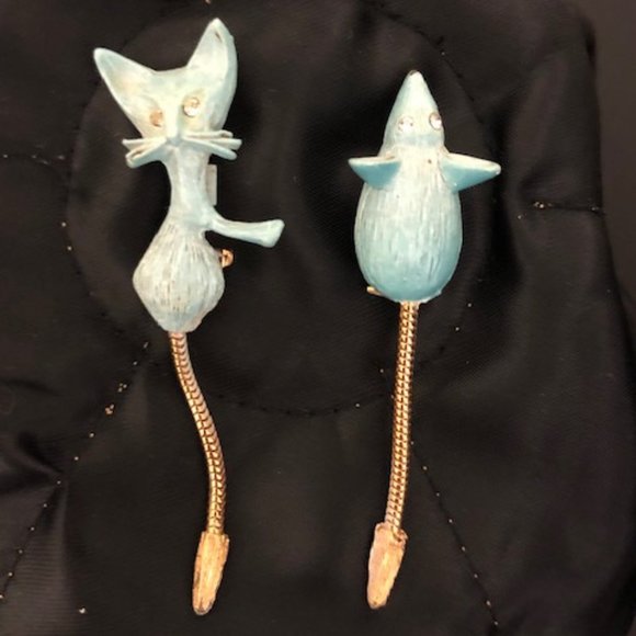 VINTAGE CAT AND MOUSE BROOCH WITH DANGLE TAILS AND RHINSTONE EYES - Picture 2 of 6